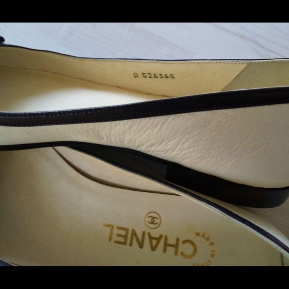 Authentic Chanel ballet flats white and black.
Classic shoes in good used cond - Picture 8 of 10